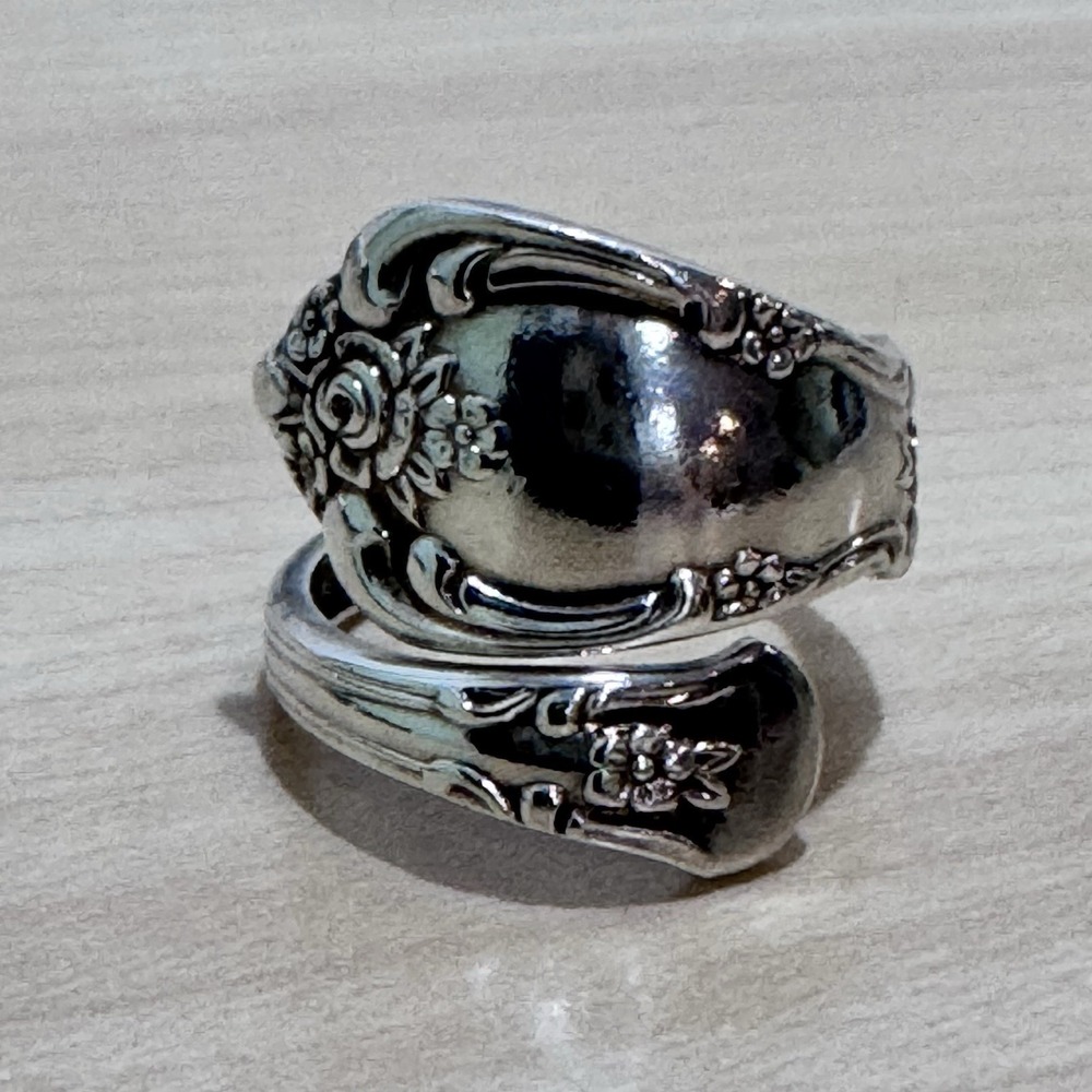 Vintage WM A Rogers Oneida Silver Plated Spoon Ring Size 5.5 Floral Bypass Wrap